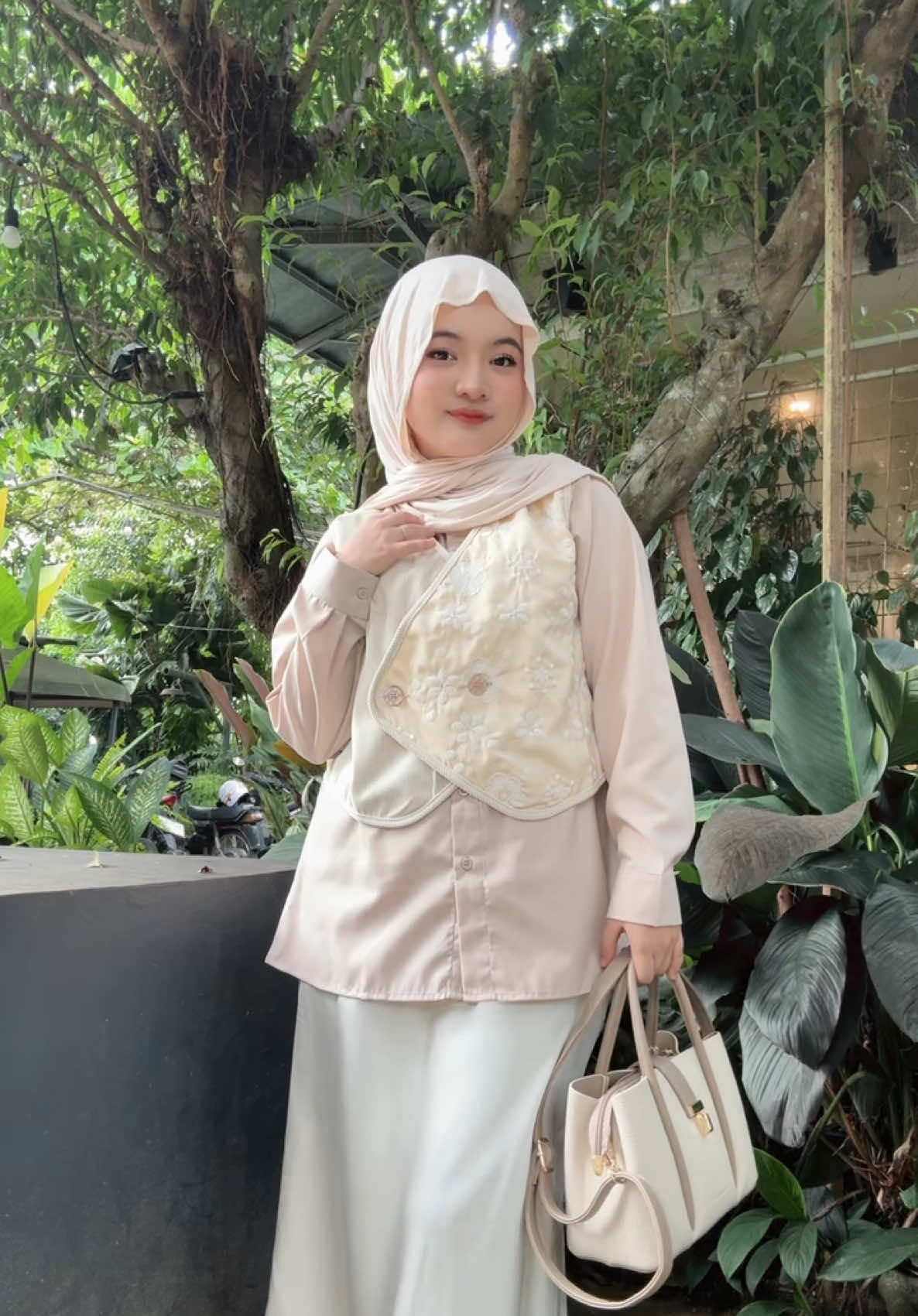 main hari ini pake blouse cantik dari @dya_id 💖