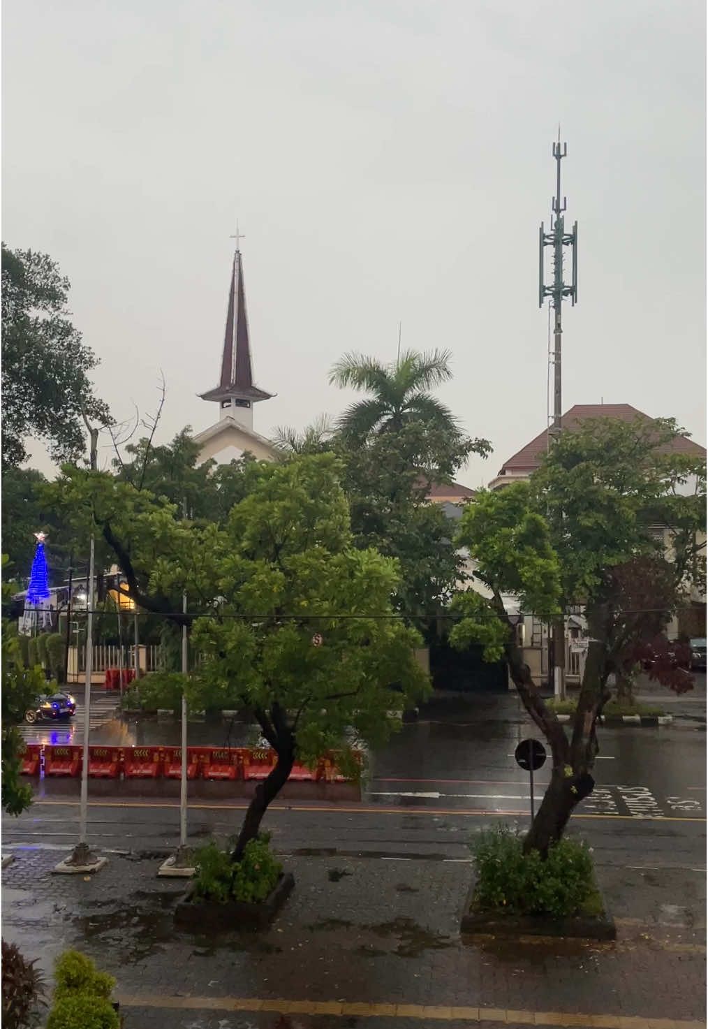Bengong waktu hujan di Jl. Slamet Riyadi, Solo. Bakal jadi nostalgia yang sederhana, tapi ampuh banget ngobatin rasa kangen. Kangen kotanya, kulinernya, wisatanya, jalanannya, atau kalau nanti kangen orangnya juga boleh kan? #surakarta #solo #exploresolo #slametriyadisolo #exploresurakarta #fyp #fypage 