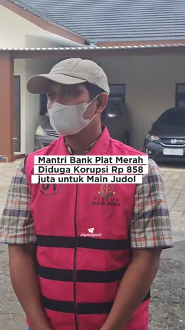 Mantri bank plat merah di Kecamatan Bangsri ditetapkan Kejaksaan Negeri Jepara sebagai tersangka tindak pidana korupsi kredit dan pinjaman nasabah. Uang sebesar Rp 858 juta diduga dikorupsi tersangka untuk bermain jud*l. #jeparaviral #jeparahariini #jeparahits #jepara24jam #jepara #jeparapost 