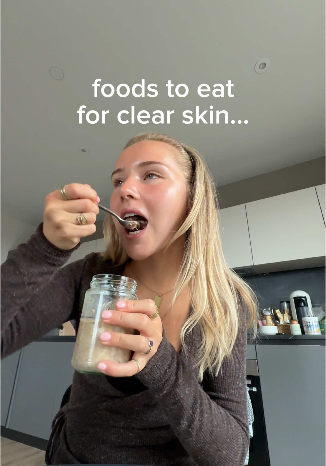 clear skin foods✨ (REMEMBER: this is about addition, not minimisation to only these foods!!!) foods mentioned: ⭐️ sauerkraut, cauliflower, brazil nuts, raw carrots, flax seeds, cinnamon, matcha, kimchi, sweet potato, chia seeds⭐️ Do you want to see recipes with these foods?! Let me know!🤭💓 Save this post for later!🫶🏼 #lifewithmils #clearskinfoods #acne #skintok #skincare #clearskin #acneproneskin #skincaretips #healacnenaturally