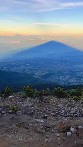 Pyramid shadow nya Ciremai🌄#ciremai #ciremai3078mdpl #atapjabar #mountain #Hiking #tektokgunung 