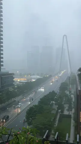Mưa lớn quá. #thanhphohochiminh #hochiminhcity #vietnamtoiyeu #vietnamhomnay #mưa #mưagióbãobùng #mưabuồn #mưabão 