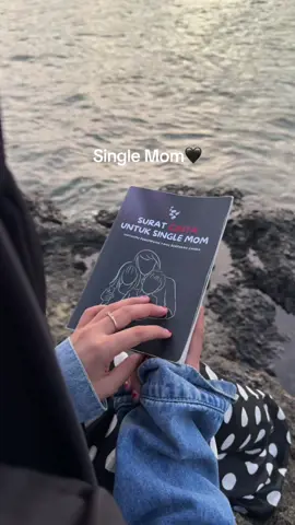 Buku Original Surat Cinta Untuk Single Mom. Buku yang menguatkan dan menyelamatkan perempuan yang berperan ganda. #fyp #singlemom #perempuan #bestseller 