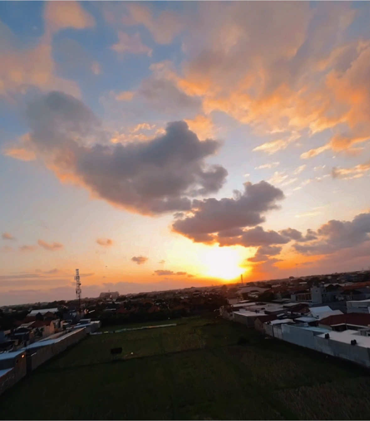 Gak punya gopro lagi jadinya sunsetan pake yang ada aja  Quad drone mumi Kamera o3 #fpv #drone #dronefpv #videos #sunsetlover #dji 