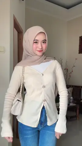 atasan gemey murahh😭 #atasan #atasanwanita #atasanwanitamurah #top #knit #kancing #cream #outfitideas 