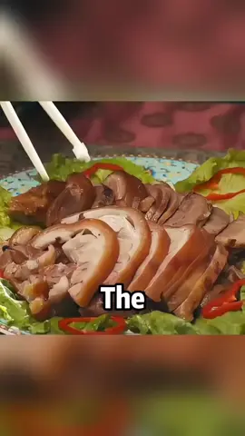 The girl eats a lot each time, but when she weighs herself, she gets lighter each time #shortdrama #movieclip #narration #movie 