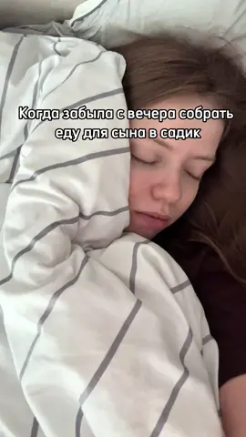 Банановые оладушки с секретом🥞 ▪️банан 2шт ▪️яйцо 2шт ▪️мука 110гр ▪️разрыхлитель 1ч.л ▪️Сахар я кладу 1ст.л, но можете по вкусу ▪️Соль щепотка  ▪️Ванилин  ▪️шоколад  Банан измельчаем блендером и добавляем все ингредиенты и все смешиваем. Разогреваем сковороду и потом чуть уменьшаем огонь, чуть меньше среднего В центр каждого оладушка добавляем дольку шоколада и закрываем сверху тестом 11-12 шт должно получится, если делать небольшого размера  #корея #рецепт #оладушки 