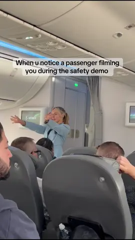 😂 #flightattendant #cabincrew #airhostess 