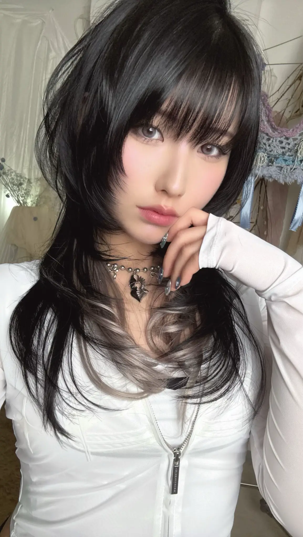 レイヤーしっかり目のウルフにシルバーのエスクテを付けてもらった！外ハネウルフも可愛いけど内巻きだとガーリーになって可愛い🫶 #ウルフ #ウルフカット #レイヤーカット #y2k #平成ギャル #ハッシュカット #インナーカラー #エクステ 