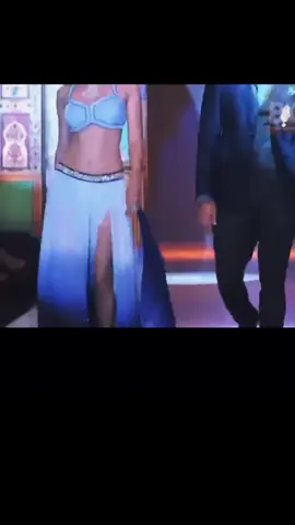 🥵🔥 #kanganaranaut #fyp #vidyutjammwal #rampwalk #models #fashion #bollywood 