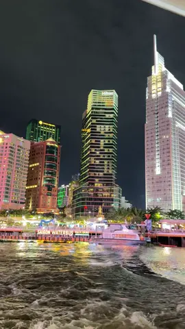 Sài Gòn về đêm đẹp mê! #saigonwwaterbus #vietnam 