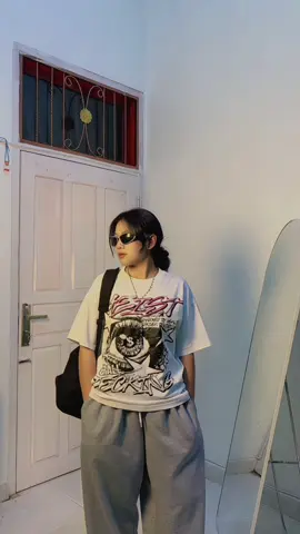 comfy never looked so good🩶 sweatpants from @Wearsarey #ootdfashion #fitcheck #fyp #xyzbca #gayaditiktok #ootdinspo #ootdinspiration #simpleoutfit #baggypants #boxyfit #sweatpants 