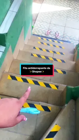 Uma ótima opção pra você que tem escada que escorrega e não quer trocar o piso, podem comprar sem medo ❤️…. #shopee #tik_tok #semhashtag #fitaantderrapamte 