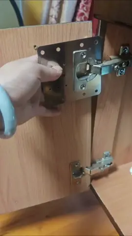 Reforce seus móveis sem gastar muito Recupere a firmeza das portas dos seus armários com este kit de placas de reparo para dobradiças. Fabricadas em aço inoxidável reforçado, essas placas são a solução ideal para quem busca praticidade, economia e durabilidade.#ferramentas 