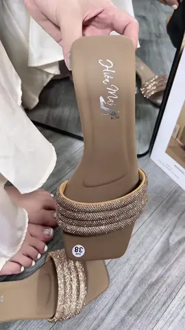 Dép gót vuông cao 4 phân nhà em mấy ní. Đá sáng đẹp lắm luôn. Form chuẩn size ạ#thinhhanh #xuhuongtiktok #trending #got #depnu #viral #hot 