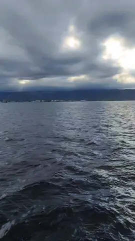 Puas kucuba menghindari Puas kupaksa melupakan Namun, wajahmu tak dapat luput Tetap subur di sanubari Kuinginkan belaian kasih sayang Hari-hari dirimu aku rindukan Kudambakan sentuhan kasih suci Gurauanmu yang manja, aku tergoda Mengertilah, wahai kasih Fahamilah, wahai sayang Mahligai cinta kita Takkan ada sempadannya #kausebutnamaku 