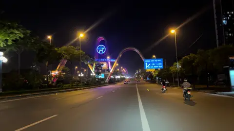 Có một người chỉ để giấu đi thôi, sâu vào tim không cho ai nhìn thấy, dù lòng ta thương họ nhiều biết mấy, nhưng chỉ đành thầm lặng dõi theo sau. Có một người nghĩ đến chợt nhói đau, gần lắm đấy mà sao không với tới, nhớ và quên yêu thương và chờ đợi, bỗng thấy mình như lạc giữa không trung. Có một người đơn giản gọi người dưng, không phải bạn, không phải là tri kỷ, nhưng dáng họ khắc sâu vào suy nghĩ, vừa xót xa, vừa ấm áp ngọt ngào. Cuộc đời ta người lặng lẽ bước vào, rồi bước ra nhẹ nhàng như cơn gió, ai cũng có một người như thế đó, chỉ để thương, và giấu kỹ trong lòng… @Hà Nội Về Đêm ❤️ #langthanghanoi #hanoivedem❤️ #nhachaymoingay #xuhuong2025 