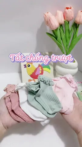 Tất chống trượt cho bé yêu nhà mình có phối thêm viền ren nhìn xinh lắm nha. Cho con mang ở nhà hay đi chơi đều được luôn nè. Màu sắc nhẹ nhàng. #mebimsua #béyêu #tất #tatchobe #tat #xuhuong #affiliatemarketing 