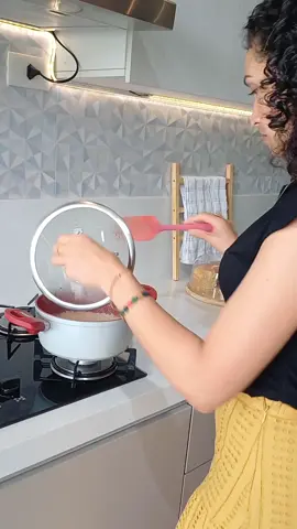 Chega de bagunça e sujeira na hora de cozinhar! Esse suporte para tampa e talheres é simplesmente perfeito.  Qual o seu truque para manter tudo organizado enquanto prepara suas receitas? Encontrei esse suporte na shopee e se você também gostou cometa eu que te mando o link  #dycasdacarla #OrganizaçãoNaCozinha #DicasDeCozinha #SuporteParaTampa #CozinhaOrganizada #PraticidadeNaCozinha #amorpelacozinha 