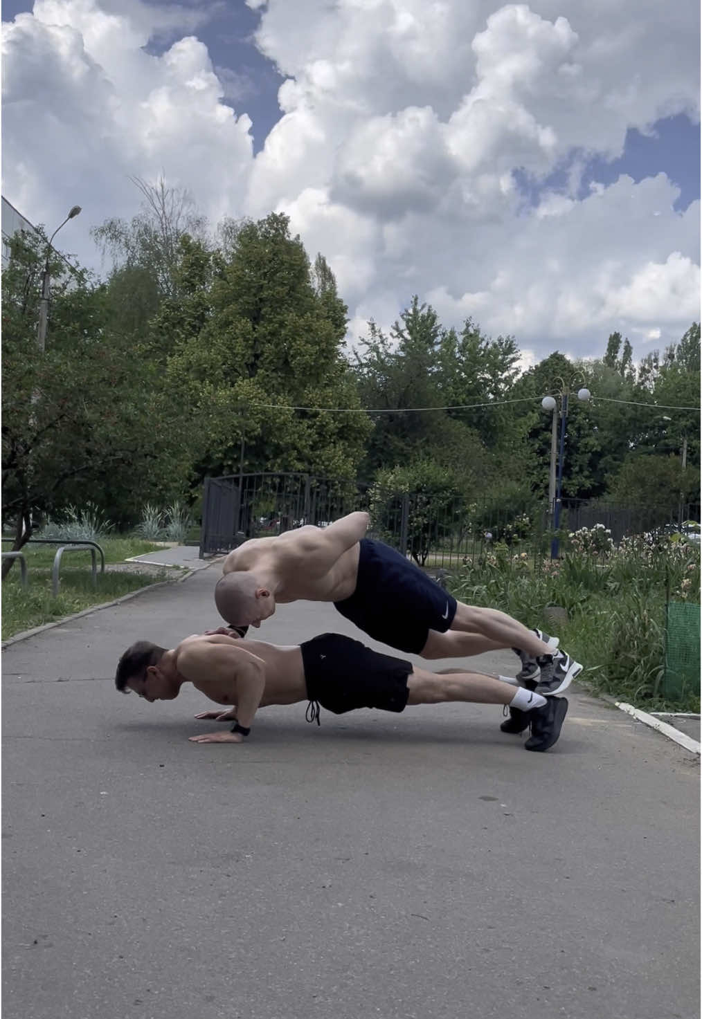PARTNER PUSH-UP CHALLENGE💪💀 Share with a friend who can do this 🫵🔥 @klochko_fit  . . #partnerworkout #pushupchallenge #fitnesschallenge #workoutmotivation #fitcouple #reelsfitness #gymmotivation #calisthenics #bodyweightworkout #homeworkout #fitnessreels #challengeaccepted 