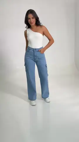 Calça jeans wide leg cargo lavagem clara 100% algodão proporcionando muito conforto e estilo ao vestir🤩 TAM 34 ao 46 