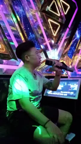 Nay trốn vợ đi karaoke Ôm 🤣🎤#lgbt🌈 #binhduong #karaoke #thattinh #hathay 
