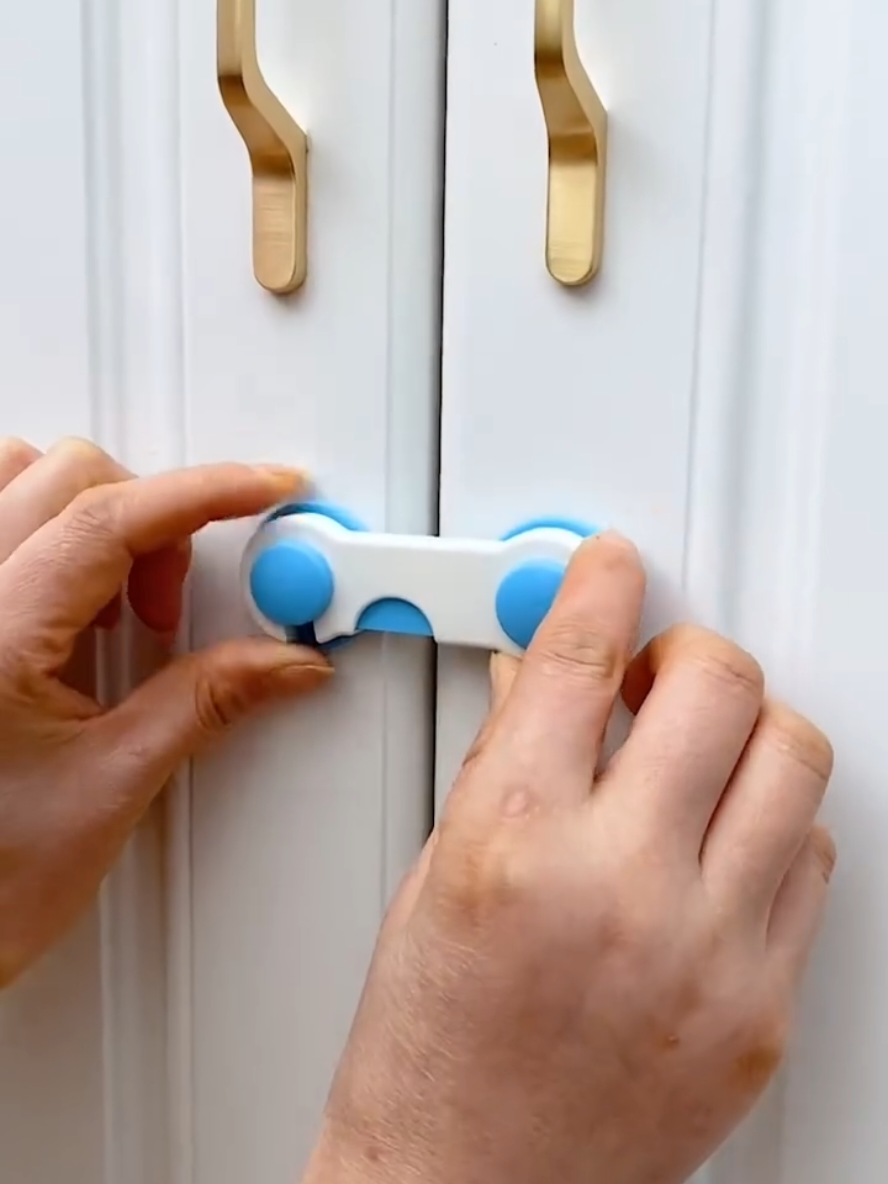 قفل حماية الأطفال من فتح الأدراج والأبواب 🛑🧸 🔒 أمان أكثر وراحة بال مع كل حركة 👶 يمنع الأطفال من فتح الجرارات والخزائن 🔧 سهل التركيب بدون مسامير 💪 لصق قوي + تصميم أنيق لا يشوّه الأثاث ✨ مناسب للمطابخ، غرف النوم، الحمامات وغيرهم 🚼 ضروري بكل بيت فيه أطفال! 📦 متوفر الآن – الكمية محدودة 📞 للطلب: 07704766732 🚛 توصيل سريع لكل المحافظات قفل حماية أطفال، قفل أبواب أطفال، قفل جرارات، قفل أمان، حماية الأطفال في البيت، قفل أمان أدراج، أمان الطفل، baby lock، قفل سلامة، قفل الأمان للأطفال #قفل_أمان #حماية_الأطفال #قفل_أبواب #baby_lock #سلامة_الطفل #قفل_جرارات #ترند_العراق #تنظيم_البيت #ماما_ذكية #منزل_آمن #تيك_توك_عراقي #TikTok_Iraq