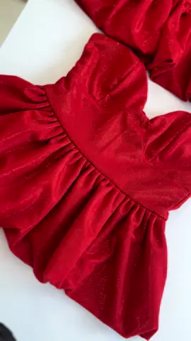 ✨ Feria, fiesta y estilo ✨ Este top rojo vibrante es parte de nuestra colección especial para la Feria Ganadera en Montería. Diseñado para robarse todas las miradas con un toque femenino, audaz y lleno de brillo 💃🌹 ¿Lista para vivir la feria con todo el glamour? #FeriaGanadera2025 #EstiloMontería #ModaHechaAMedida #LookFeria #RojoPasión #hechoencolombia