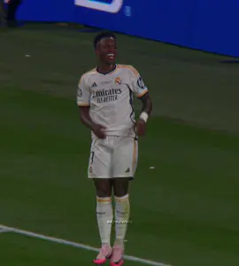 Rock your body🥷🎵🕺🏿 #vinicius #slowmotion #fyp #viral #4k #quality #footballtiktok #footballedit #foryoupagе #ae #xyzabc #danse #dansktiktok #dance 