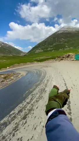 اللہ بچائے ایسے حادثہ سے  یہ ایک فنی ویڈیو ہے  #paharonkadeewana #usamaaslam #travelwithusama #naranupdate #naranupdatestoday #naran #kaghan #narankaghan #naranvalley #kaghanvalley #kaghan_valley #narankaghan_valley_kpk #moonresturant #pakdreamhotel #babusartop #babusar_top #babusar #babusartopview #lulusarlake 