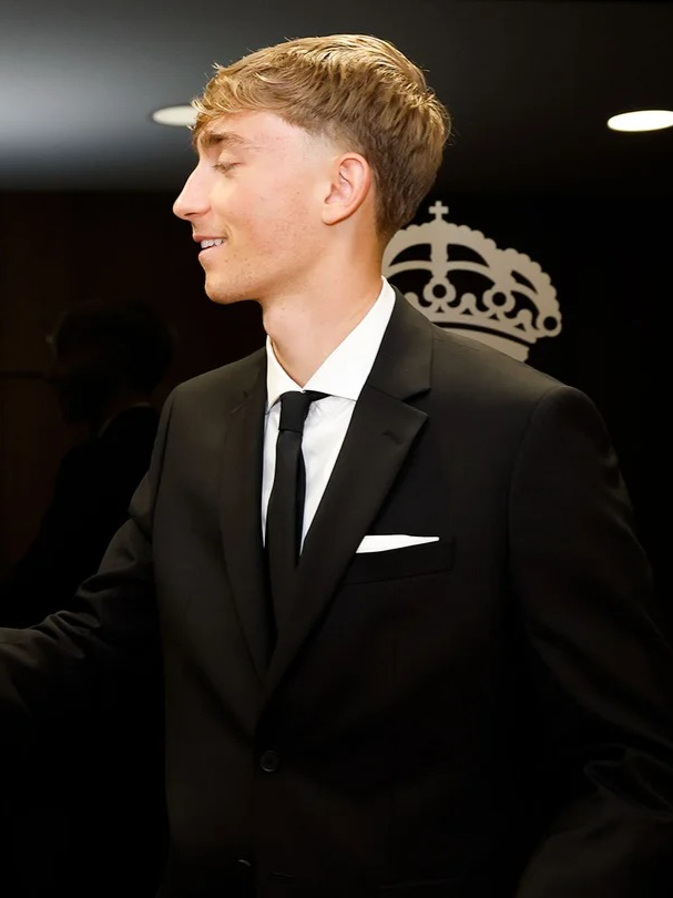 🫂 Xabi Alonso da la bienvenida a Huijsen al Real Madrid ➡️ El central ha sido presentado este martes como nuevo jugador del Real Madrid en la Ciudad Deportiva de Valdebebas. El tolosarra, que se encontraba dirigiendo su segunda sesión como entrenador del Real Madrid, aprovechó la presencia de su nuevo pupilo para saludarle y darle una cálida bienvenida en su primer día como madridista 📲 Descubre todas las noticias del Real Madrid en nuestras redes sociales