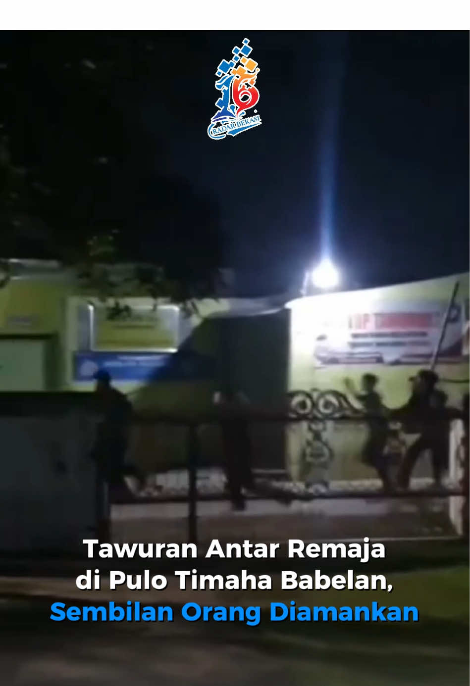 Jajaran Polsek Babelan mengamankan sembilan remaja yang terlibat dalam aksi tawuran di Kampung Pulo Timaha Desa Babelan Kota Kecamatan Babelan Kabupaten Bekasi, pada Senin malam (9/6). “Kami mengamankan sembilan pelaku yang diduga terlibat dalam tawuran. Beberapa senjata tajam berukuran besar juga berhasil kami sita sebagai barang bukti,” ujar Kapolsek Babelan, Kompol Wito, dikutip dari keterangannya. Identitas kesembilan pelaku diketahui berasal dari beberapa wilayah di Babelan, antara lain Ujung Harapan, Pulo Timaha, dan Kampung Asem. Saat ini, mereka masih menjalani pemeriksaan intensif di Mapolsek Babelan. Baca selengkapnya di www.radarbekasi.id (link di bio) #radarbekasii #harianradarbekasi #koranbekasi #beritabekasi #tawuran