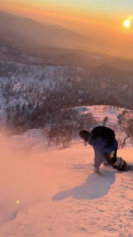Last ones off the volcano. Japan, you were unreal. 🌋🏂  #snowboarding #japan #hokkaido #volcano #snow #fyp 