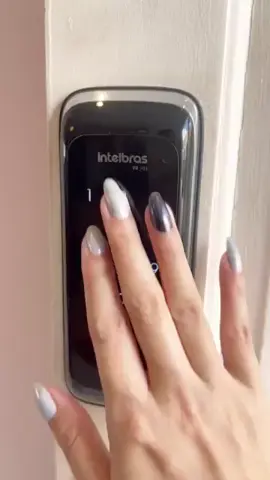 Fechadura Digital de Sobrepor Touch Screen FR 101 Preta Intelbras: Segurança e Modernidade ao Seu Alcance! 🔒✨ Transforme a entrada da sua casa ou escritório com a Fechadura Digital de Sobrepor Touch Screen FR 101 Preta da Intelbras! Diga adeus às chaves e desfrute de muito mais segurança e praticidade. Com um design moderno e elegante na cor preta, ela se integra perfeitamente a qualquer ambiente, adicionando um toque de sofisticação. 🔑 Múltiplas Formas de Acesso: Senha numérica e cartão de proximidade. 🛡️ Mais Segurança: Teclado touch screen, senha protegida e alarmes inteligentes. 💡 Facilidade de Uso: Teclado luminoso e instalação simplificada. 🔋 Alimentação de Emergência: Entrada micro USB para momentos inesperados. 🏠 Design Moderno: Acabamento em preto que valoriza seu ambiente. #fechaduradigital #fyp #intelbras  #segurancaeletronica  #casainteligente  #fechadura  1#controledeacesso  #tecnología 