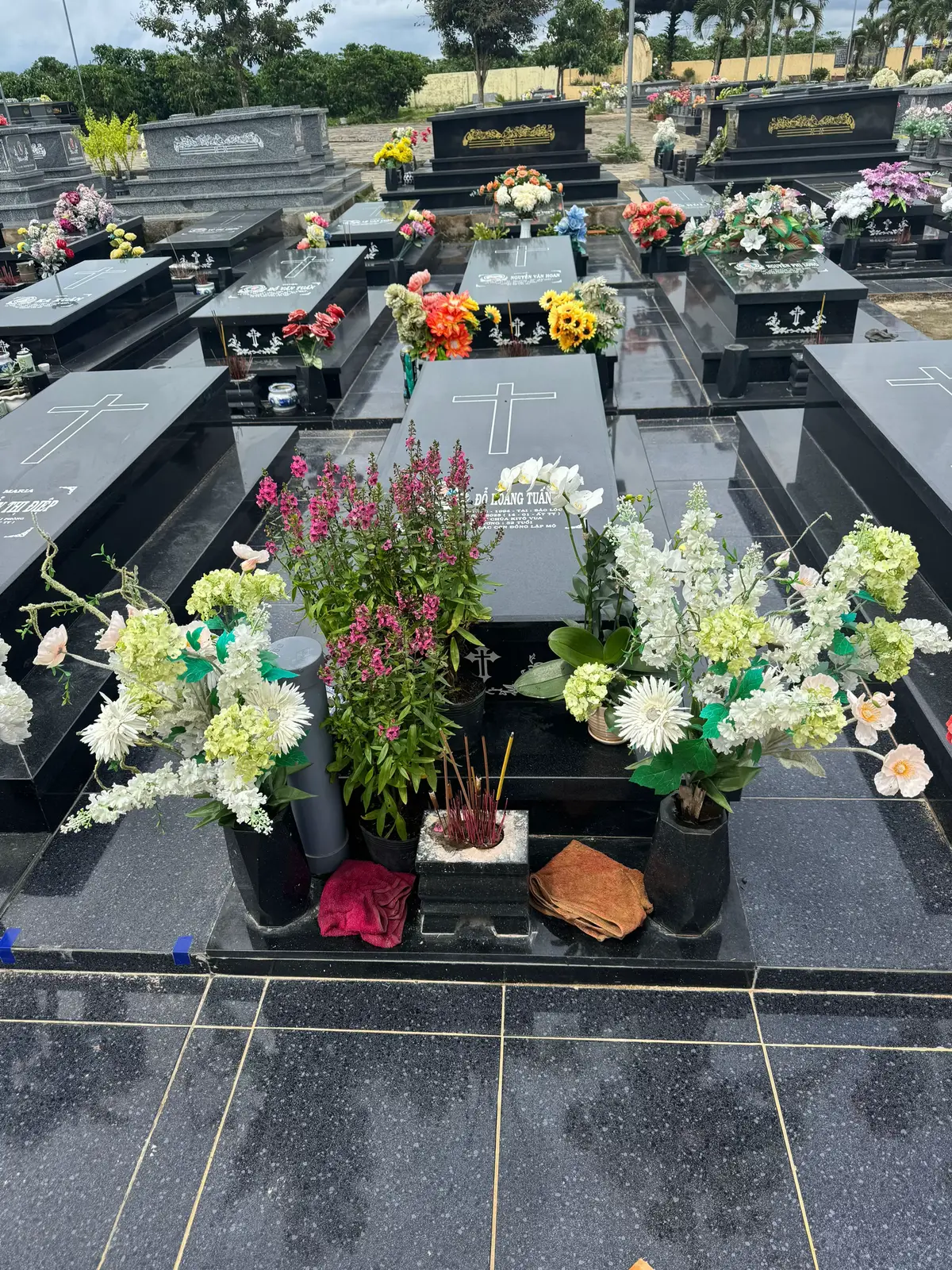 Ra thăm mộ thường xuyên mới nhận ra 1 điều. Những người mất lúc trẻ lúc nào mộ phần cũng được chăm sóc kĩ càng, sạch sẽ, thậm chí lau rửa hằng ngày. Còn những người mất già đôi khi mộ đóng lớp bụi cũng không thấy ai lau trừ ngày giỗ hay lễ các linh hồn trong năm. Lý do là người trẻ còn bố mẹ còn người già thì không… thực sự đáng suy ngẫm. #cachbietamduong 