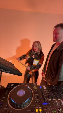 He did a good job? 😆 here’s a little tutorial vid with a twist!  Passing on the rhythm, one pad at a time 🥁 @coldabank was first in the hot seat, seeing as we have a new track coming out on Friday! 😎 #djdrummer #dj #electronicmusic #electronicdrums #femaledj 