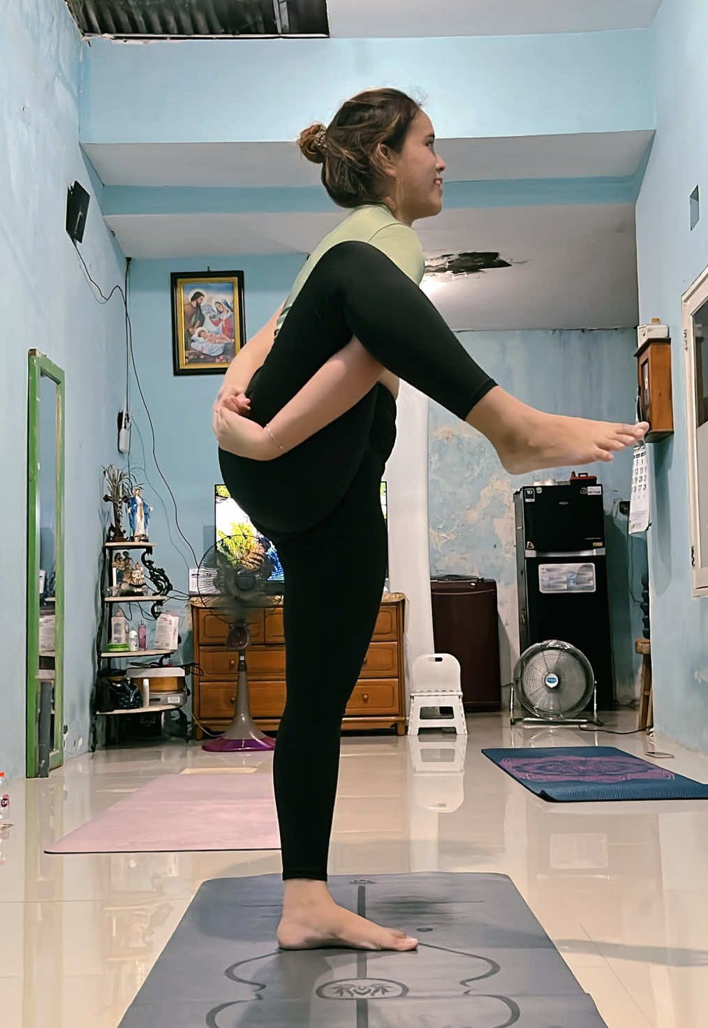 endorphin.  #yoga #yogaflow #yogadirumah #yogaprivate #yogasidoarjo #yogasurabaya #workoutmotivation 