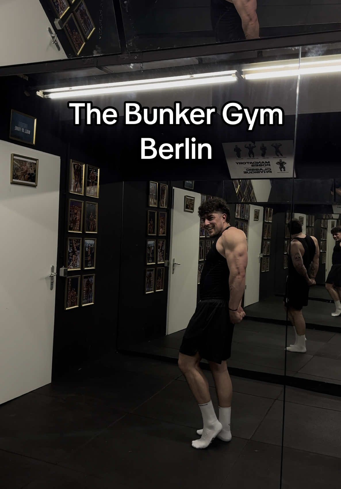 Dieses Wochenende war ein Traum. Das erste Mal im legendären Bunker Gym in Berlin – dort, wo meine Idole schon geschwitzt und gekämpft haben. Jetzt steh ich hier… und geb alles. Für meinen Traum. Für meinen Fortschritt. Bleib dran – das hier ist erst der Anfang! Mein Posing ist weit vom Perfekten entfernt… ich bleibe aber dran! Lasst uns die 3k Gymrats erreichen und zsm auf diesem Account wachsen🙏🏻 #gym #GymTok #muscle #gymmotivation #bodybuilding 
