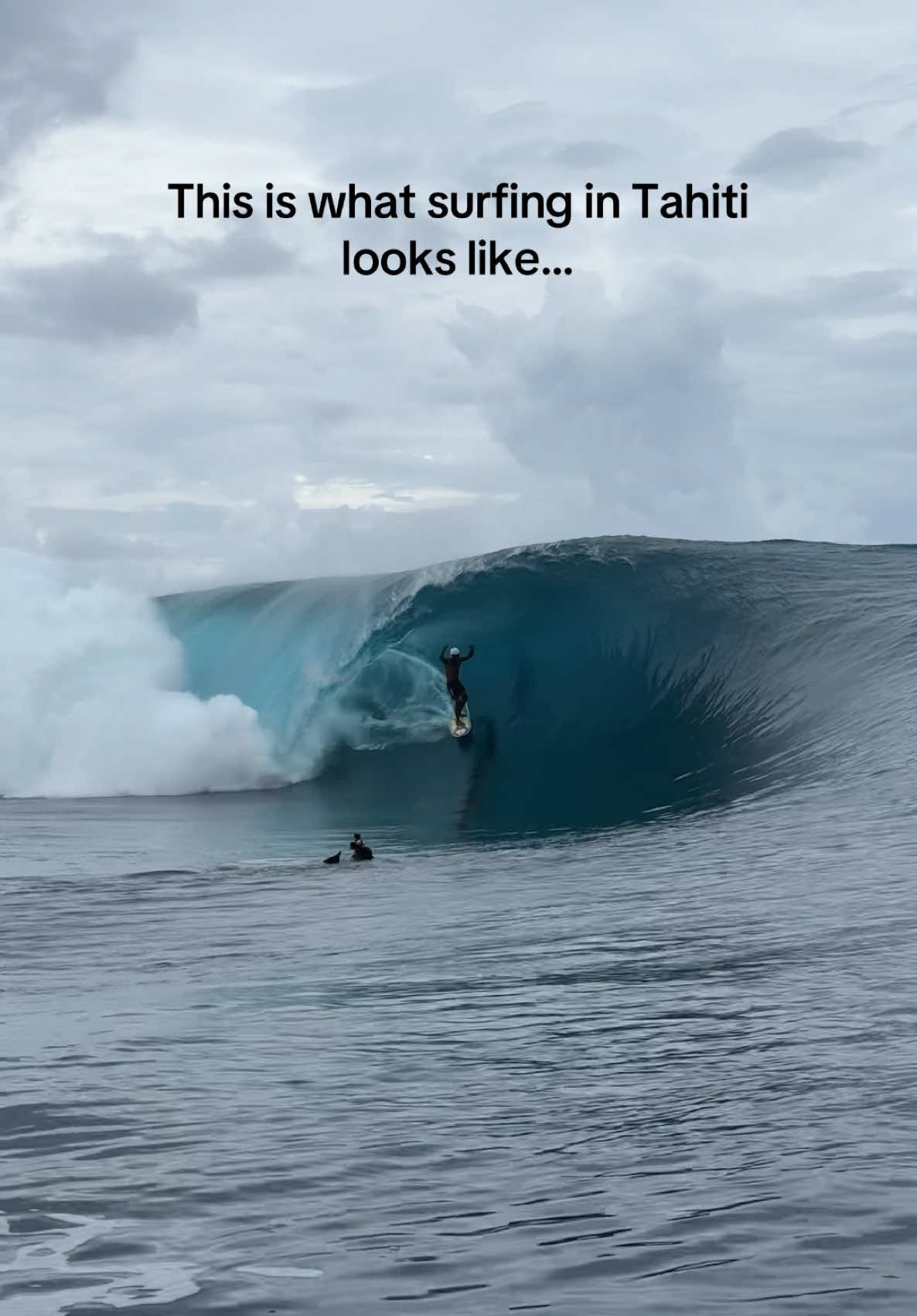 Picture perfect scenery at Teahupoo in Tahiti… #surf #surfing #bigwaves #swell #teahupoo #tahiti #ocean 