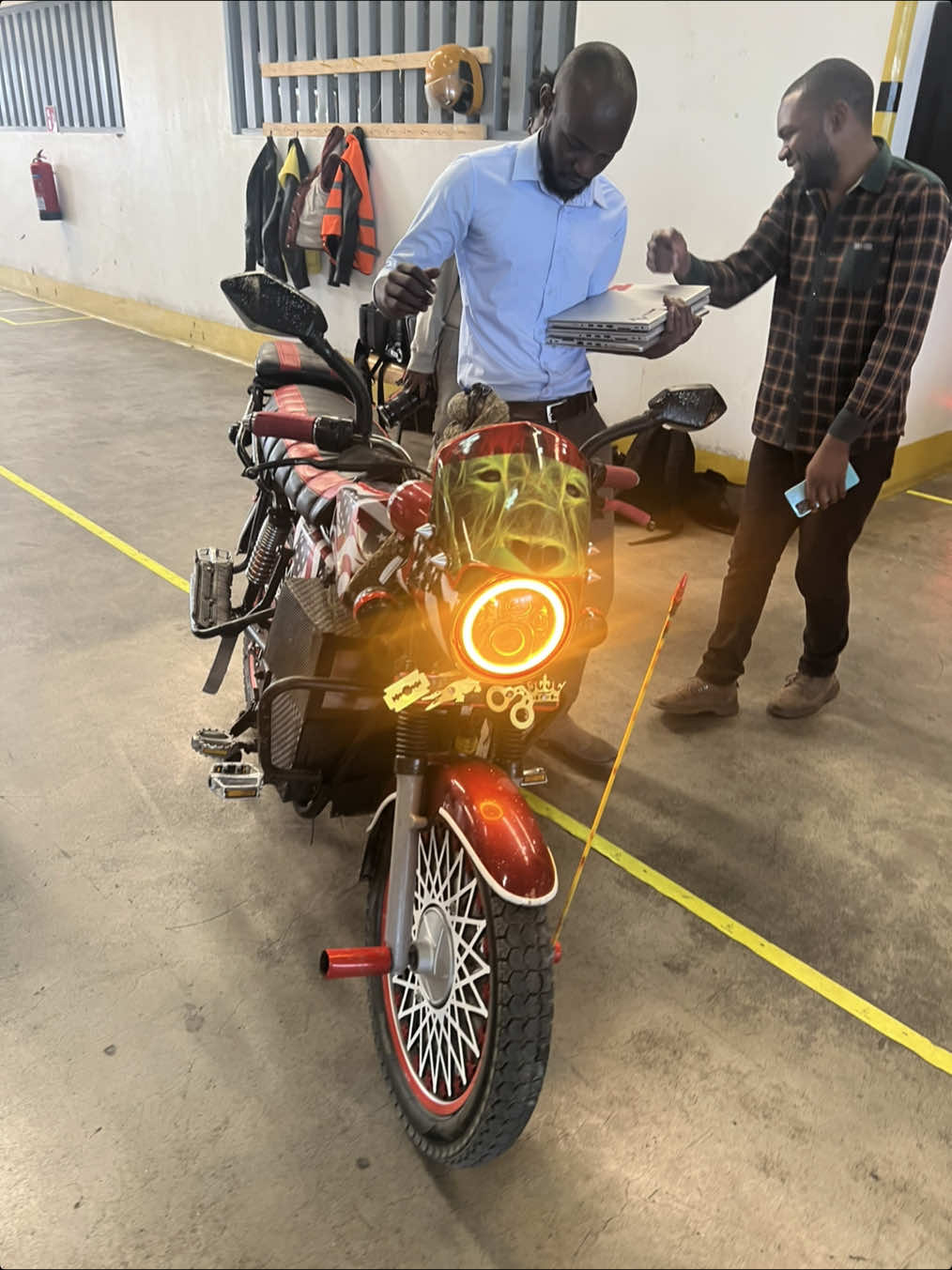 One for the culture. Ata @Biker Nairobi amekubali. Roam Air can be customized to fit the Kenyan celebrated Nduthi culture. #boda #madeinkenya #nduthiculturekenya #nduthigang #senke  #gamechanger #nairobitiktokers #kiambutiktokers #machakostiktokkenya #fypシ゚ 