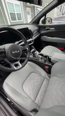 #kia #toyota #carsoftiktok #cars #fyp #justgirlythings #cartour #momcar #kiasportage #toyotacamry 