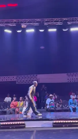 Taking you back to the 90s with this runway show 😊🤍 #model #runwaymodel #fashion #therunwayheist 