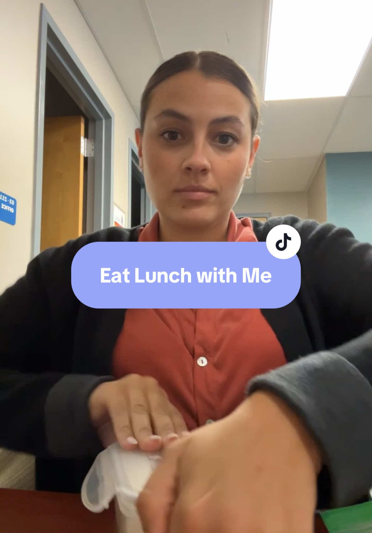 Eat lunch with me🥐 #eatwithme #lunch #officelife 