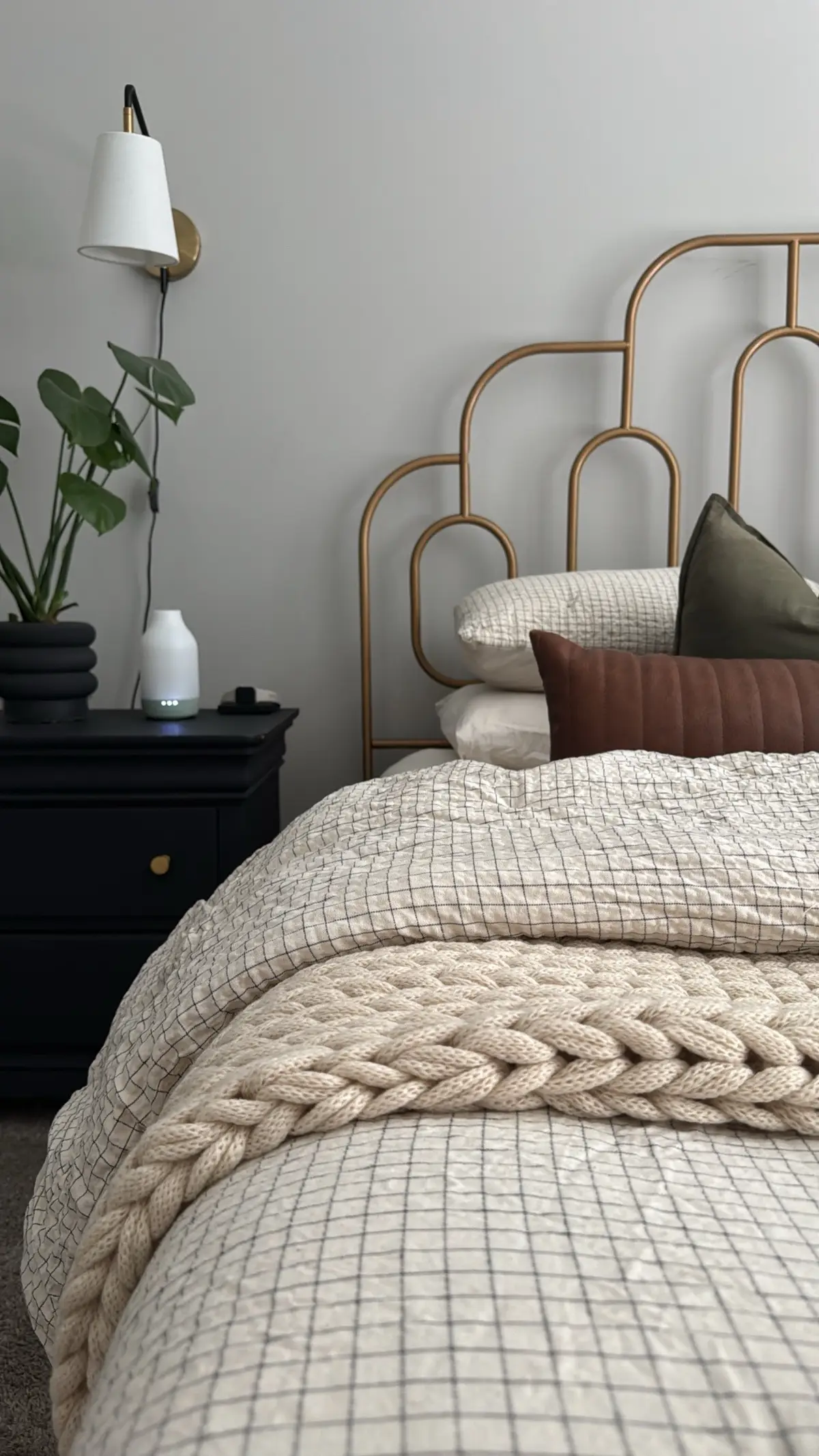 Moments from la casa in no particular order. I love how my home decor just changes depending on my Gemini mood 🙂‍↕️. 