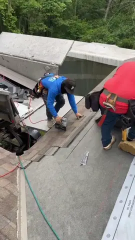no me importa quien lo hága mejor que yo 😌 #roofing #techo #casa #trabajo #chalan #pegar #shingle  #pegando #work #viralvideo 