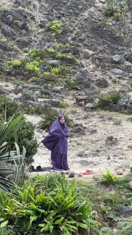 menikmati alam tanpa melupakan pencipta alam✨ #sibayak #2212mdpl #sholat #bersyukur #4u #fypage #fyppppppppppppppppppppppp 