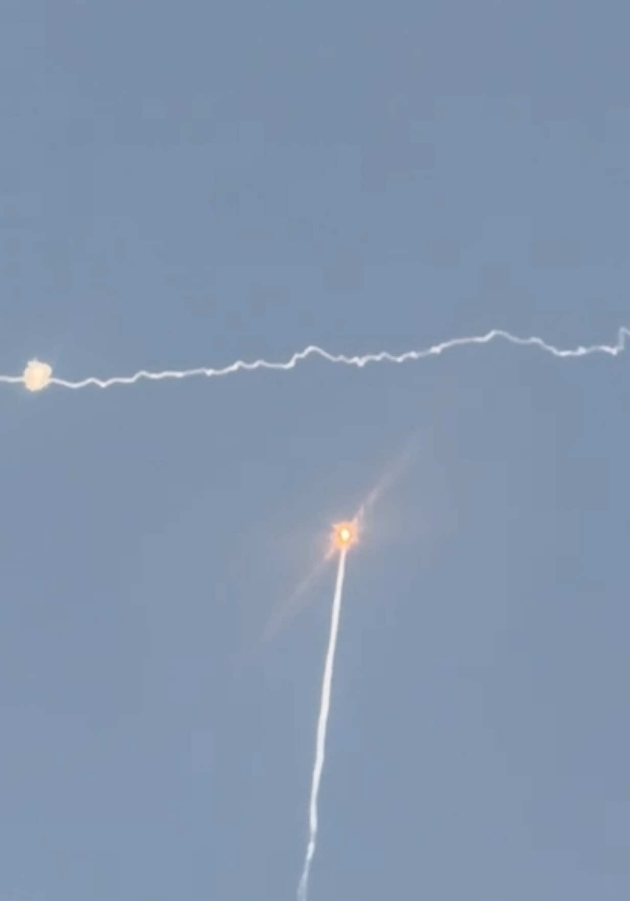 תיעוד דרמטי: המיירט מאיץ - ופוגע בטיל החות׳י. #n12 #חדשות12 #תימן #חותים 