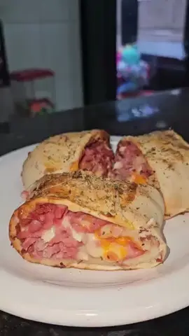 aquele pãozinho de frios, chega dá água na boca neh ? 🥐🤤🥖#foy #panificadora #panificadorapaeseminas #panificação #foyour 