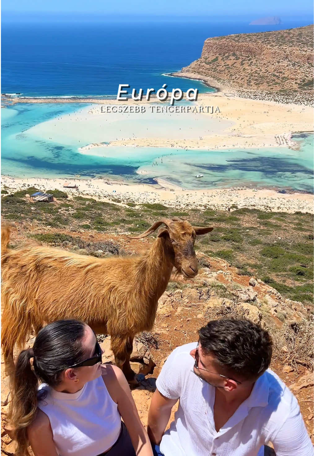 🩵türkiz víz és rózsaszín homok🩷 📍 Balos Beach, Kréta 🇬🇷 🚗 Megközelítés Az odavezető murvás, szalagkorlát nélküli, kb. félórás autóút szerintem borzalmas 😅 Ezt követte egy 45 perces túra meredek, csúszós ösvényen – sokan írtátok, hogy kemény volt, és tényleg az. De a panoráma mindenért kárpótolt! 🤍 🛥️ Alternatíva Ha ezt a részt kihagynád, hajóval is megközelíthető a tenger felől – kényelmesebb, de kevesebb a kaland 😉 🏜️ Kopár táj? Sokan kérdeztétek, miért ilyen száraz. 🌞 Kréta a legdélebbi és legnaposabb görög sziget, alig esik csapadék. Ezért a növényzet ritka – és mivel Balos egy védett ökoszisztéma, nem is zöldíthetik mesterségesen. 🌴 Ha az egzotikus, buja tájakat szereted (mint mi), valószínűleg nem Kréta lesz a kedvenc szigeted – nekünk Mauritius és Thaiföld viszi a prímet. Viszont ez a videó pont arról szól, hogy különleges türkiz vízért nem mindig kell messzire utazni ✨ 🩷 Rózsaszín homok  A parton rózsaszín homok is van, ami apró kagyló- és koralltörmelékből áll – életünkben először láttunk ilyet élőben😍 🐐 Tele van kecskékkel a környezet akik nagyon kedvesek🥹 📸 Szerintünk mindenképp megéri ide ellátogatni – egyedi, és különleges élmény Kréta szívében 💙 Mentsd el a bakancslistádra!🫶🏻 #görögország #utazás #kréta #balosbeach #utazásitippek #tengerpart #nyaralás 