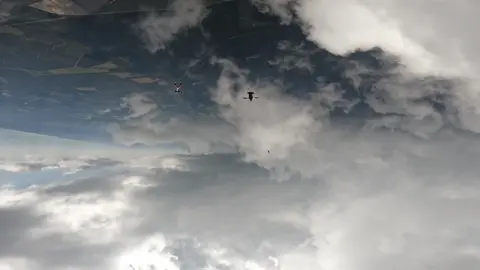 This kind of view, big clouds and friends ✨😌 Ce genre de vue avec de gros nuages ! #jump #friends #clouds #skydiving #flying #funnytiktok #enjoy 